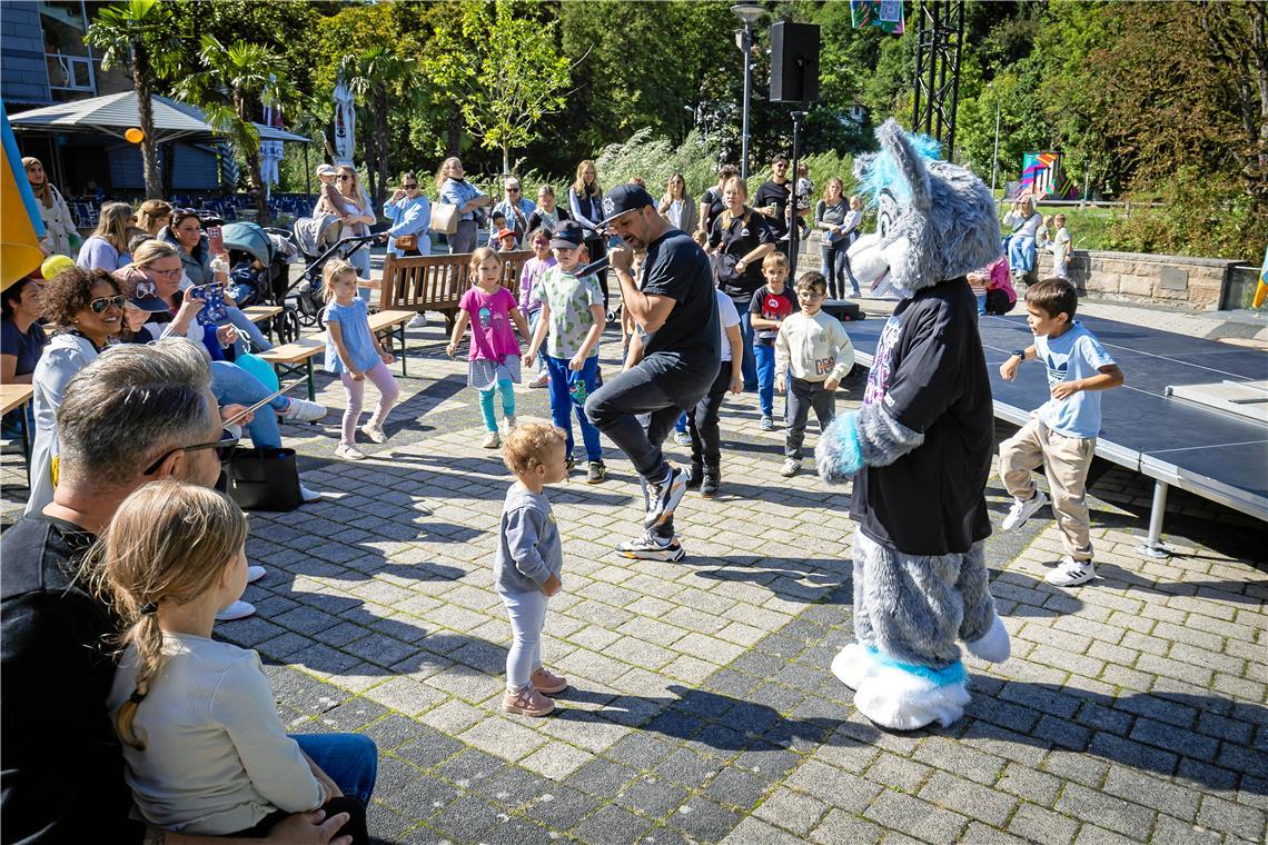 Seifenblasen, Stempel und jede Menge Spaß beim Kinderfest Die Dance Intense Factory animiert selbst die kleinsten Besucher zum Mitmachen. Fotos: Alexander Becher