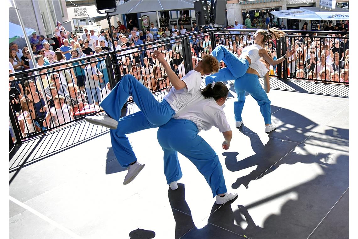 Die Dance Intense Factory mit einer Gruppe auf der Showbühne am Marktplatz. 