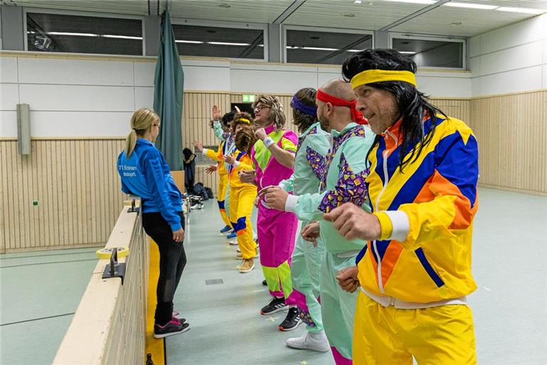 Die Dancing Dads unter den wachsamen Augen ihrer Trainerin. Fotos: Alexander Becher