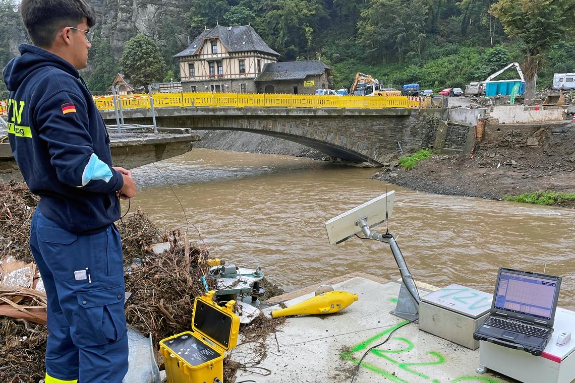 Die Daten des mobilen Hochwasserpegels leitet Marvin Häußer aus Backnang alle fünf Minuten direkt an das Hochwasservorhersagezentrum sowie an die Einsatzleitung weiter.