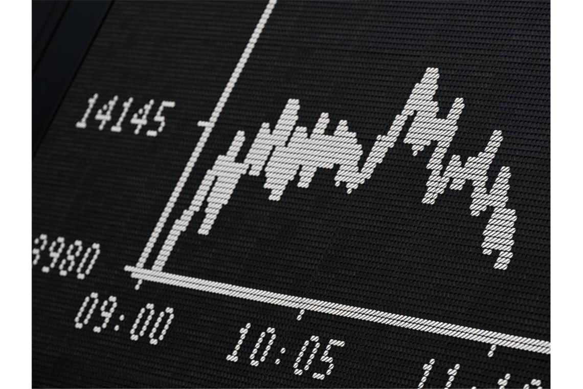 Anleger flüchten vor Wochenende in Sicherheit Die Dax-Kurve der Frankfurter Wertpapierbörse stellt fallende Kurse dar. Foto: Arne Dedert/dpa