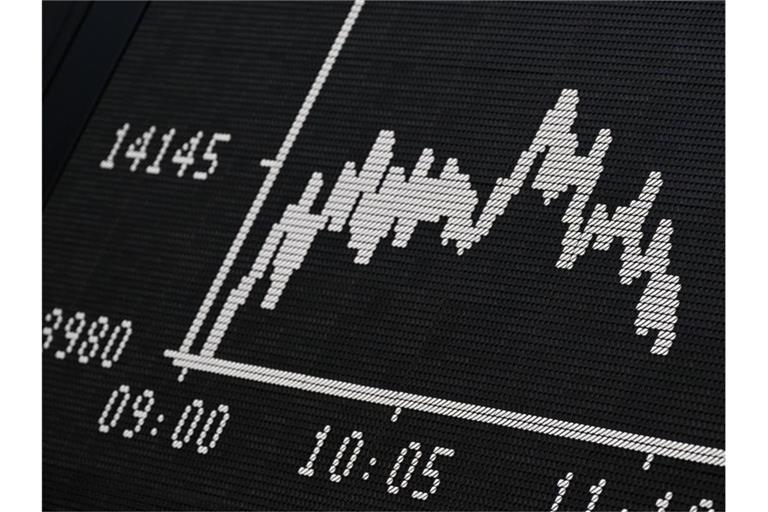 Die Dax-Kurve der Frankfurter Wertpapierbörse stellt fallende Kurse dar. Foto: Arne Dedert/dpa