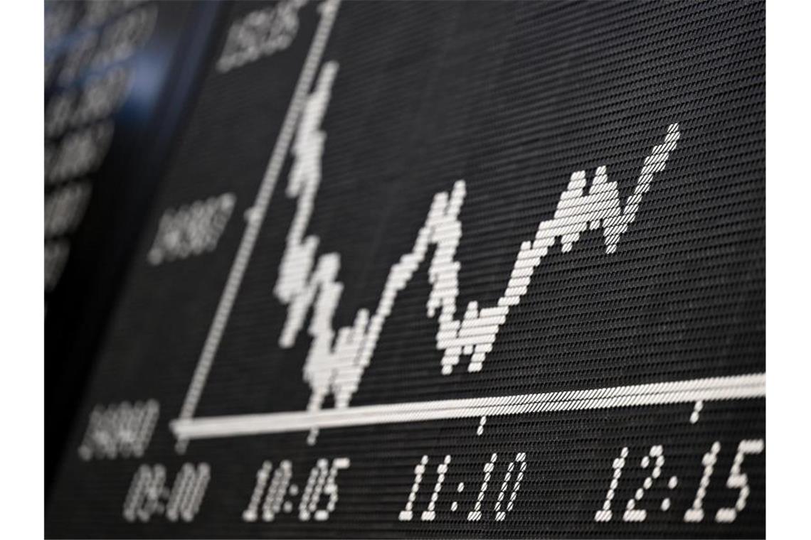 Ukraine-Krieg: Folgen für Sparer und Verbraucher Die Dax-Kurve der Frankfurter Wertpapierbörse zeigt fallende Kurse an. Foto: Arne Dedert/dpa