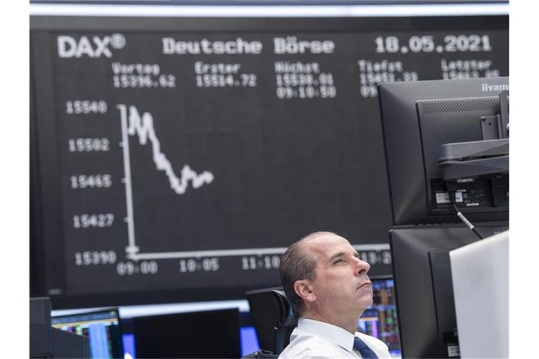 Die DAX-Kurve im Handelssaal der Deutschen Börse AG in Frankfurt am Main. Die deutsche Wirtschaft ist deutlich auf Erholungskurs. (zu dpa: Volkswirte sehen deutsche Wirtschaft startklar für den Aufschwung). Foto: Boris Roessler/dpa