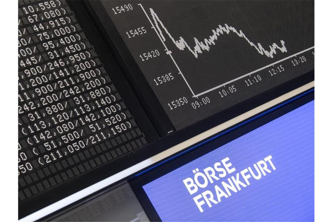 Dax holt Vortagesverluste auf - Schaukelbörse Die DAX-Kurve im Handelssaal der Deutschen Börse in Frankfurt. Foto: Boris Roessler/dpa/Archivbild