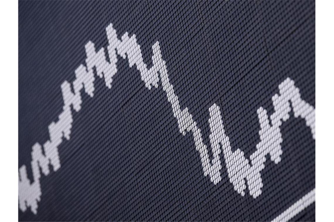 Dax legt zu - Anlegerstimmung hellt sich auf Die DAX-Kurve im Handelssaal der Deutschen Börse in Frankfurt. Symbolbild. Foto: Boris Roessler/dpa/Archivbild