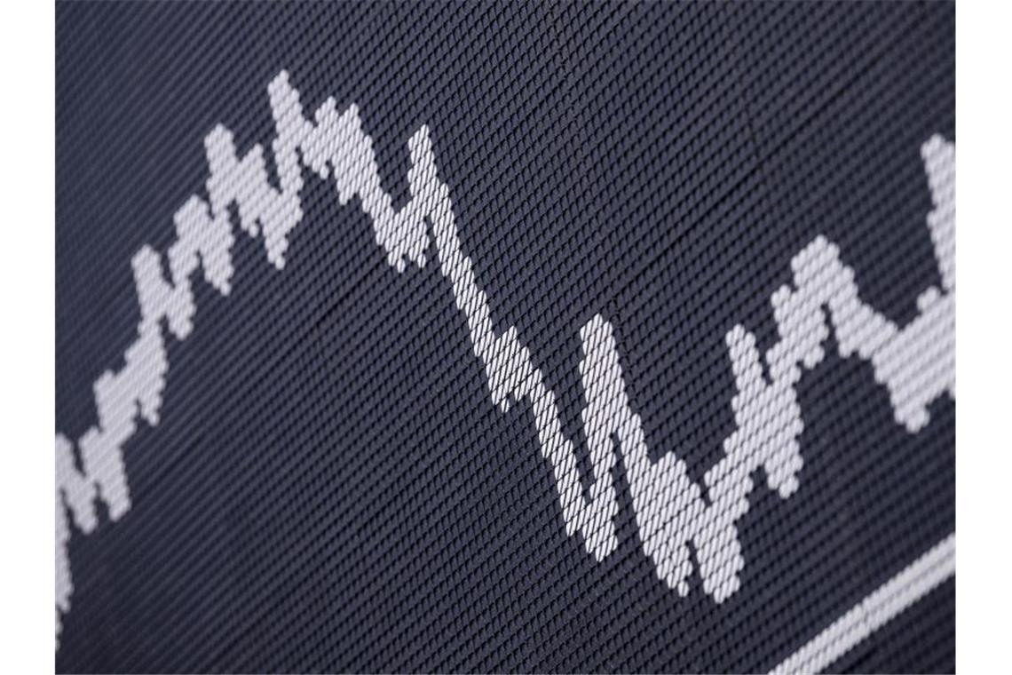 Aktien für Altersvorsorge mit mehr Rendite als Anleihen Die DAX-Kurve im Handelssaal der Deutschen Börse in Frankfurt. Verbraucherschützer plädieren für eine Kapitalanlage in der privaten Altersvorsorge auf der Basis von Aktien. Foto: Boris Roessler/dpa