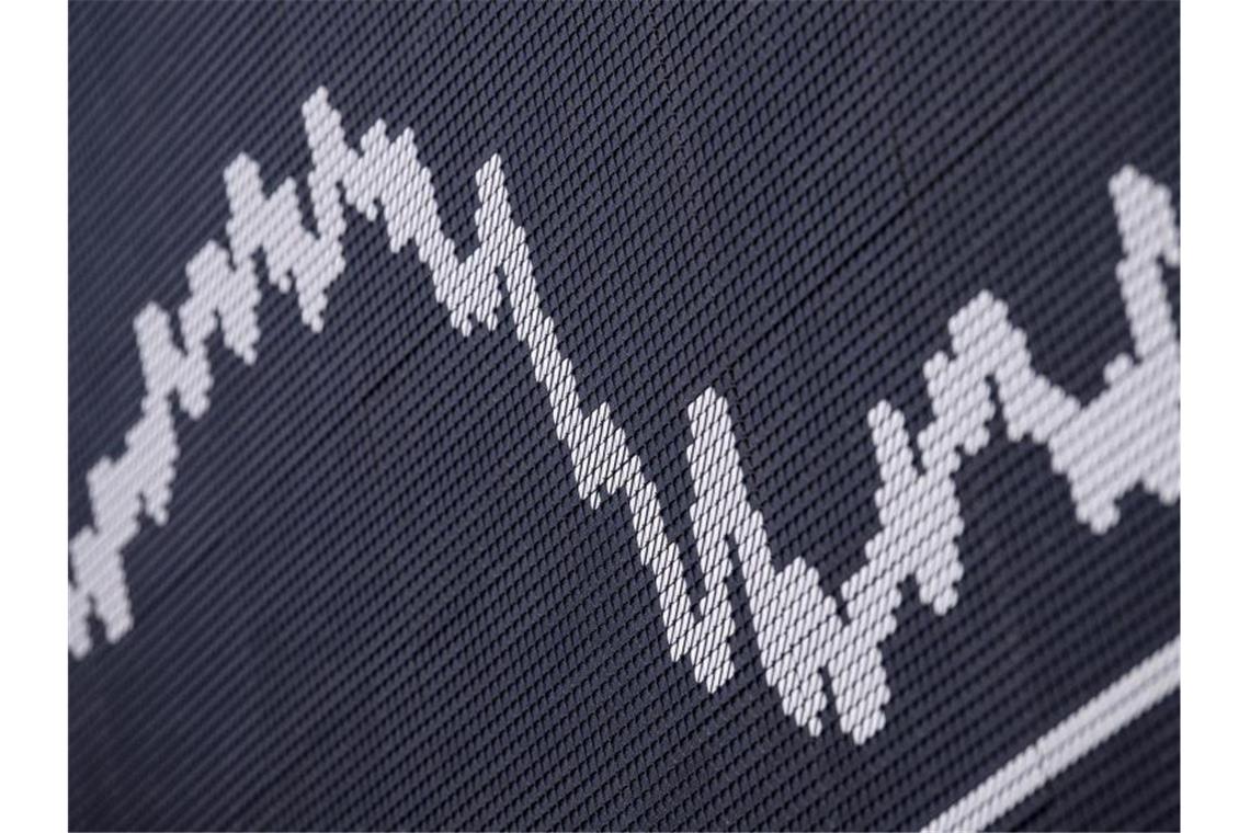 Interesse an Wertpapieranlage wächst Die DAX-Kurve im Handelssaal der Deutschen Börse in Frankfurt. Viele Sparer in Deutschland entdecken dem Fondsverband BVI zufolge in Zeiten von Zinsflaute und gestiegener Inflation die Wertpapieranlage für sich. Foto: Boris Roessler/dpa