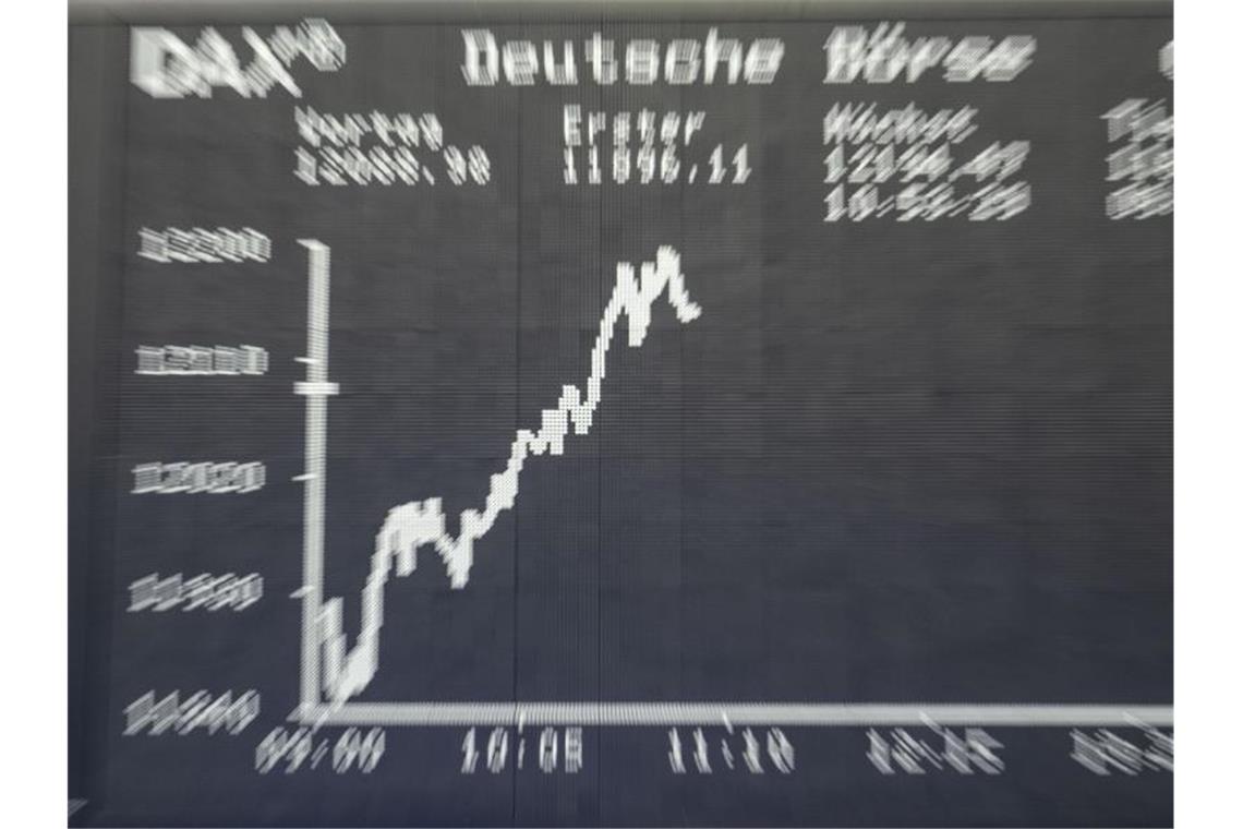 Die Dax-Kurve im Handelssaal der Frankfurter Börse auf der großen Tafel. Foto: Frank Rumpenhorst/dpa