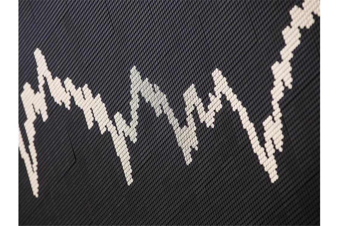 Börsenboom treibt Fondsvermögen auf Rekordhoch Die Dax-Kurve ist im Handelssaal der Börse auf der großen Anzeigetafel zu sehen. Foto: Frank Rumpenhorst/dpa