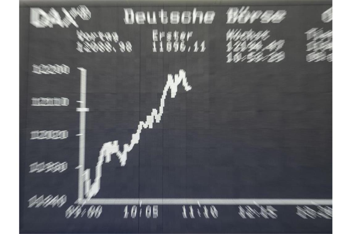 Rekordjagd an der Börse - ohne Ende? Die Dax-Kurve wird im Handelssaal der Frankfurter Börse auf der großen Tafel angezeigt. Foto: Frank Rumpenhorst/dpa