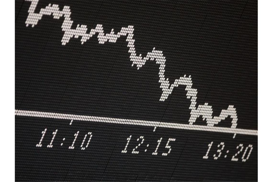 Die Dax-Kurve zeigt im Handelssaal der Börse in den Mittagsstunden nach unten. Foto: Frank Rumpenhorst/dpa