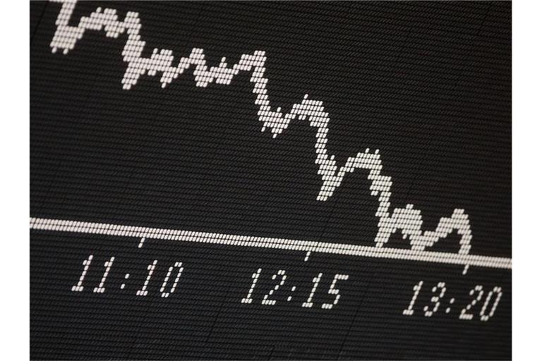 Die Dax-Kurve zeigt im Handelssaal der Börse in den Mittagsstunden nach unten. Foto: Frank Rumpenhorst/dpa