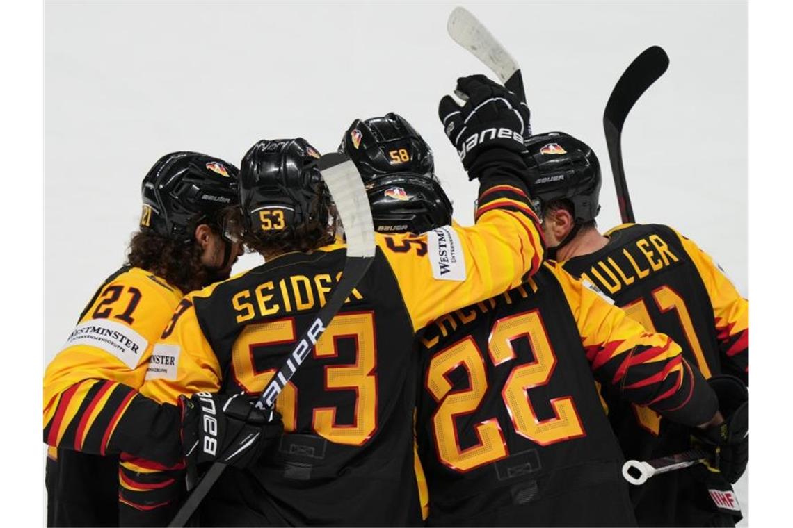 Eishockey-Team freut sich über perfekten WM-Start Die DEB-Auswahl besiegte bei der WM Norwegen mit 5:1. Foto: Roman Koksarov/dpa