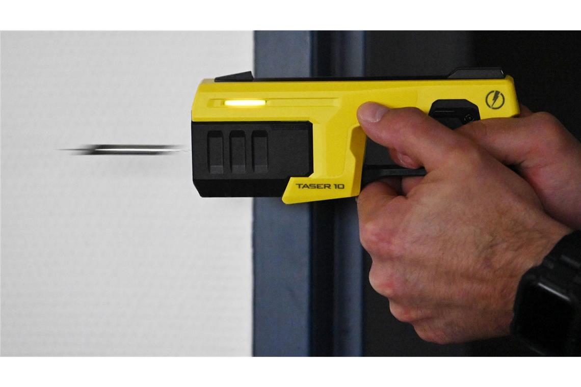 Polizeigewerkschaften drängen auf schnelle Taser-Einführung Die Debatte um den Einsatz von Tasern für Streifenbeamte nimmt Fahrt auf (Symbolfoto).