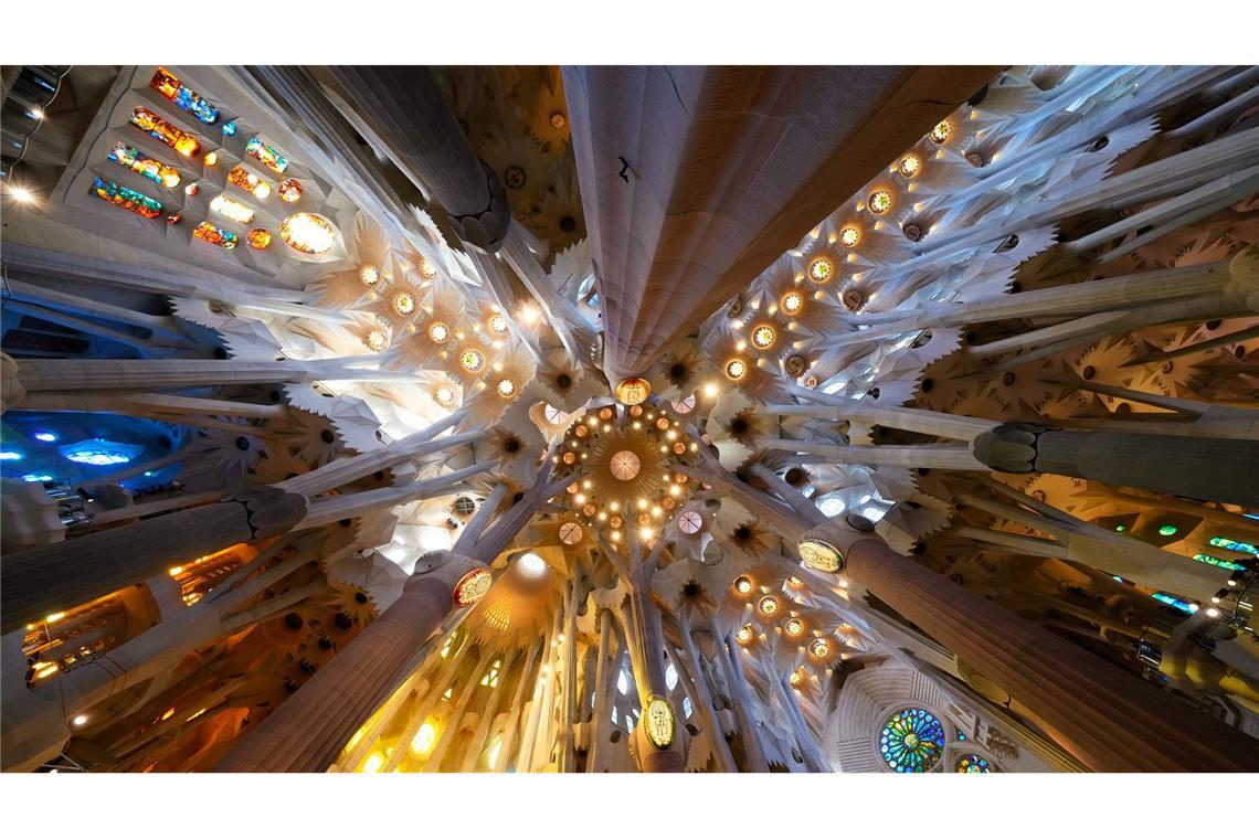 Die Decke der Basilika der Sagrada Familia in Barcelona vor der Ankunft des Papstes zur Feier eines Gottesdienstes.