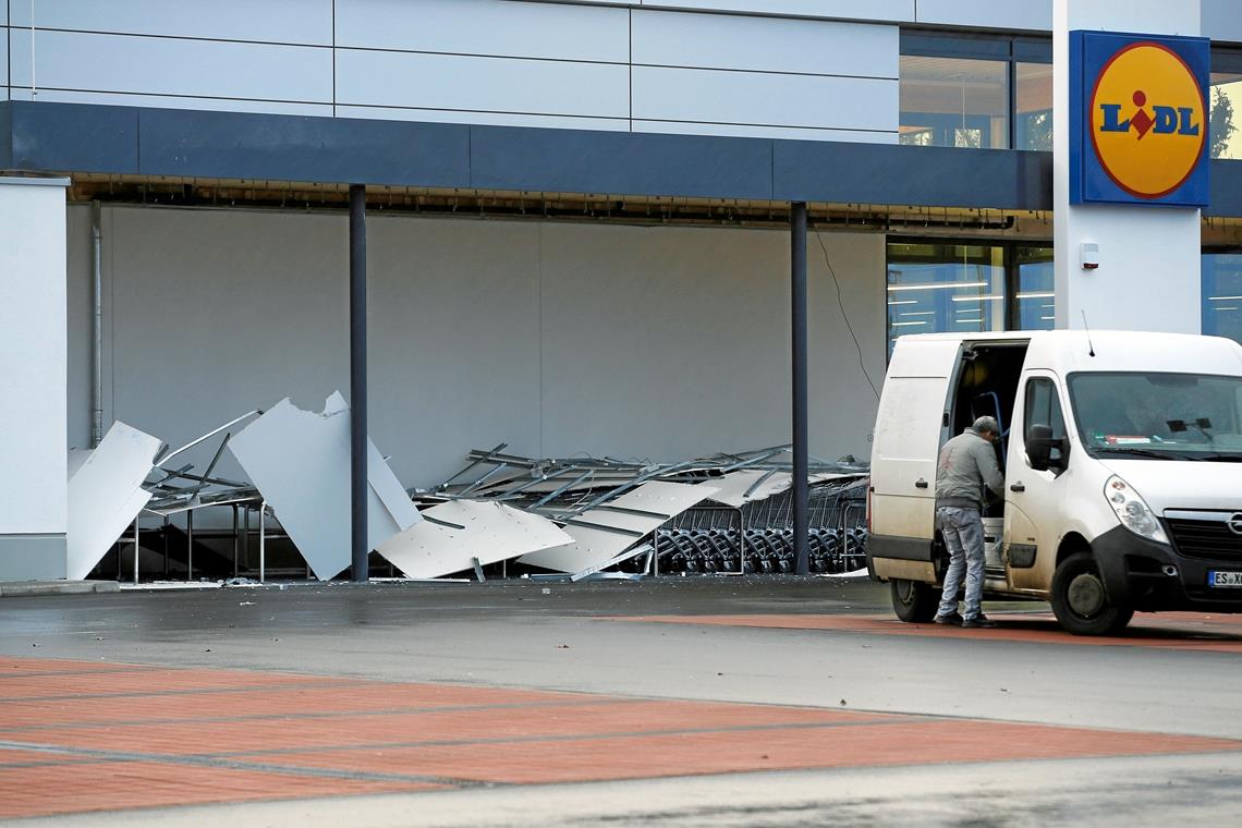 Sturmtief Sabine legt Bahnverkehr lahm Die Deckenverkleidung am neuen Lidl in Backnang ist Sabine zum Opfer gefallen.