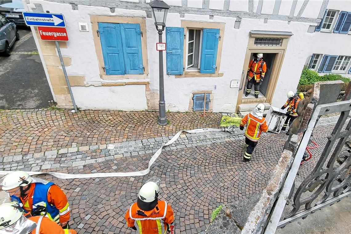 UPDATE - Kleiner Brand im Fachwerkhaus in Backnang Die defekte Waschmaschine wurde von der Feuerwehr vor das Haus transportiert. Foto: Florian Muhl