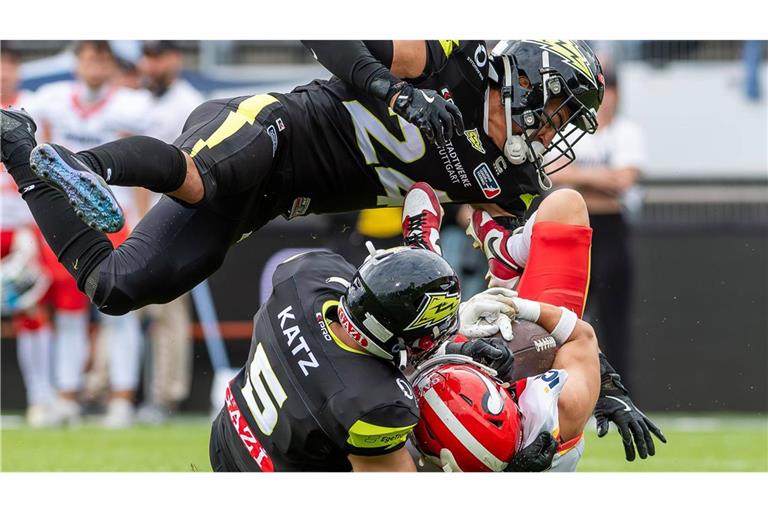 Die Defensive von Stuttgart Surge leistet herausragende Arbeit: Mitch Fettig (oben) und Konstantin Katz stoppen mit vereinten Kräften einen Angriff der Madrid Bravos.