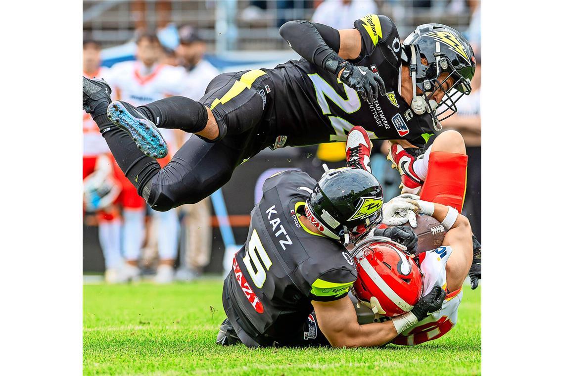 Die Defensive von Stuttgart Surge leistet herausragende Arbeit: Mitch Fettig (oben) und Konstantin Katz stoppen mit vereinten Kräften einen Angriff der Madrid Bravos.