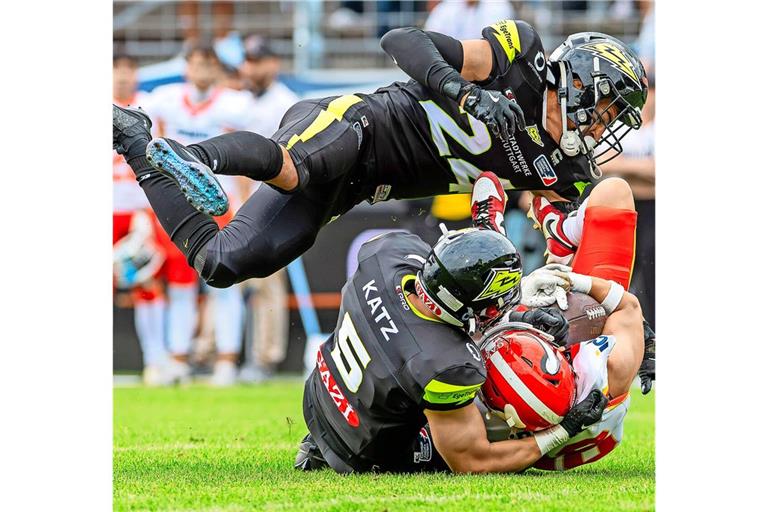 Die Defensive von Stuttgart Surge leistet herausragende Arbeit: Mitch Fettig (oben) und Konstantin Katz stoppen mit vereinten Kräften einen Angriff der Madrid Bravos.