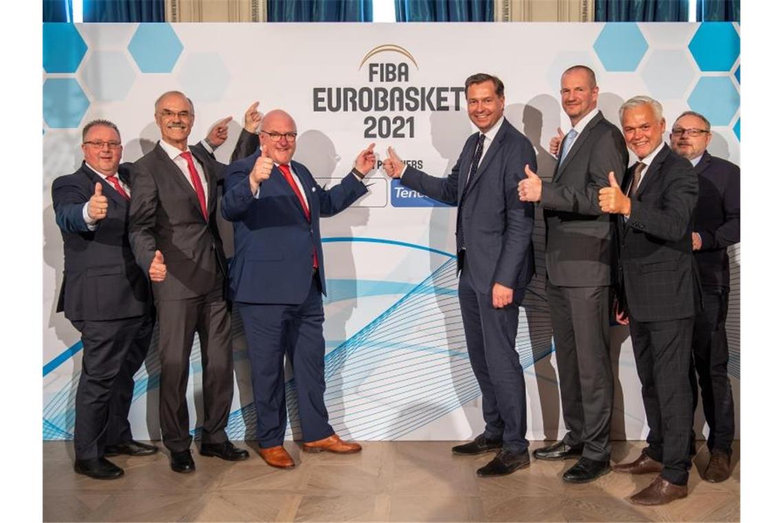 Jubel bei deutschen Basketballern: Heim-EM 2021 perfekt Die Delegation des Deutschen Basketball Bundes feiert in München den EM-Zuschlag. Foto: Peter Kneffel
