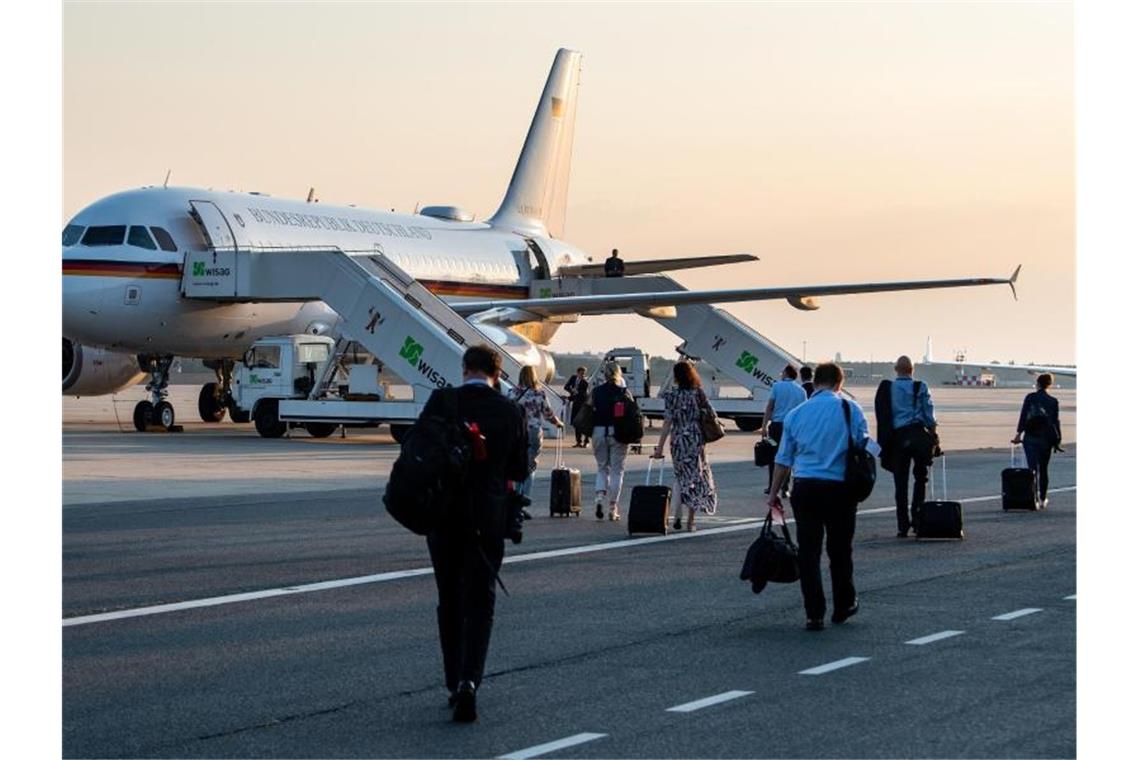 Steinmeier und Merkel bei Weltkriegsgedenken in Polen Die Delegationsmitglieder von Bundespräsident Steinmeier steigen in ein Flugzeug der Flugbereitschaft der Bundeswehr. Foto: Bernd von Jutrczenka