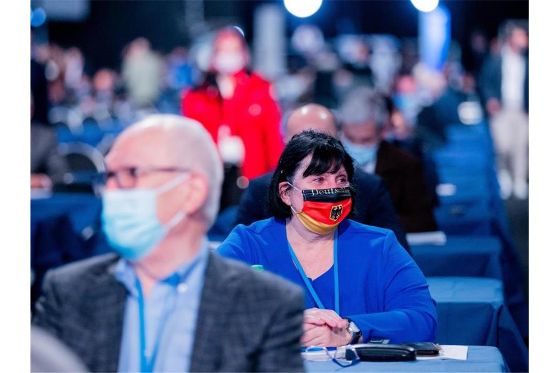 Die Delegierten sitzen mit Abstand und Mund-Nasen-Schutz im Saal. Foto: Rolf Vennenbernd/dpa