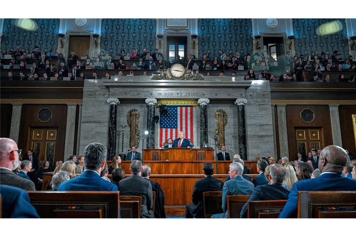 Die Demokraten gehen hart ins Gericht mit dem US-Präsidenten, der in seiner Rede zur Lage der Nation viel Lob für die eigene Linie übrig hatte.