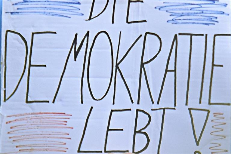 „Die Demokratie lebt“, solche und ähnliche Bekenntnisse gab es auch auf vielen Friedensdemonstrationen wie der in Backnang. Symbolfoto: Tobias Sellmaier