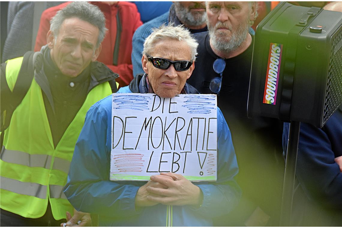 DIE DEMOKRATIE LEBT  steht auf dem Schild. Demonstration und Kundgebung gegen Re...