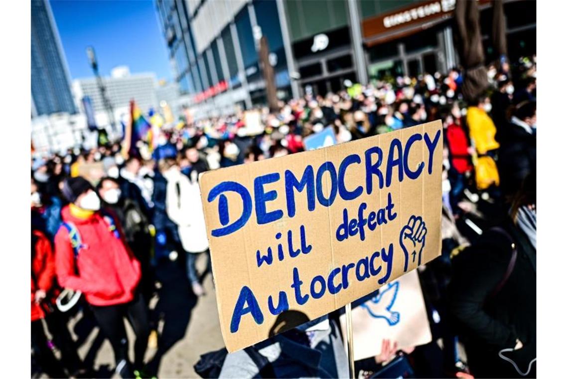 Zehntausende bundesweit bei Demos für Frieden in der Ukraine „Die Demokratie wird die Autokratie besiegen“ steht auf einem Schild von Demonstrierenden geschrieben. Foto: Fabian Sommer/dpa