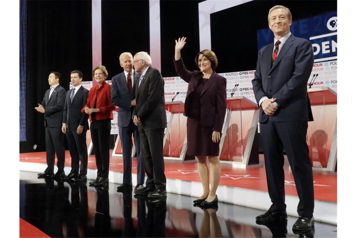 TV-Debatte der US-Demokraten: Ringen mit harten Bandagen Die demokratischen Bewerber um die Präsidentschaftskandidatur auf der Bühne. Foto: Chris Carlson/AP/dpa