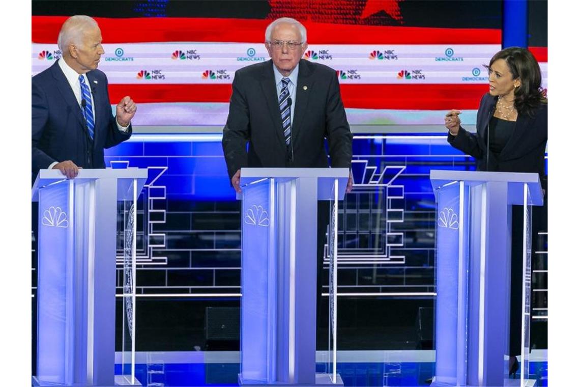 Harris vs. Biden: US-Demokraten liefern sich Schlagabtausch Die demokratischen Präsidentschaftsbewerber Kamala Harris (l-r), Bernie Sanders und Joe Biden liefern sich einen dramatischen Schlagabtausch. Foto: Al Diaz/TNS via ZUMA Wire