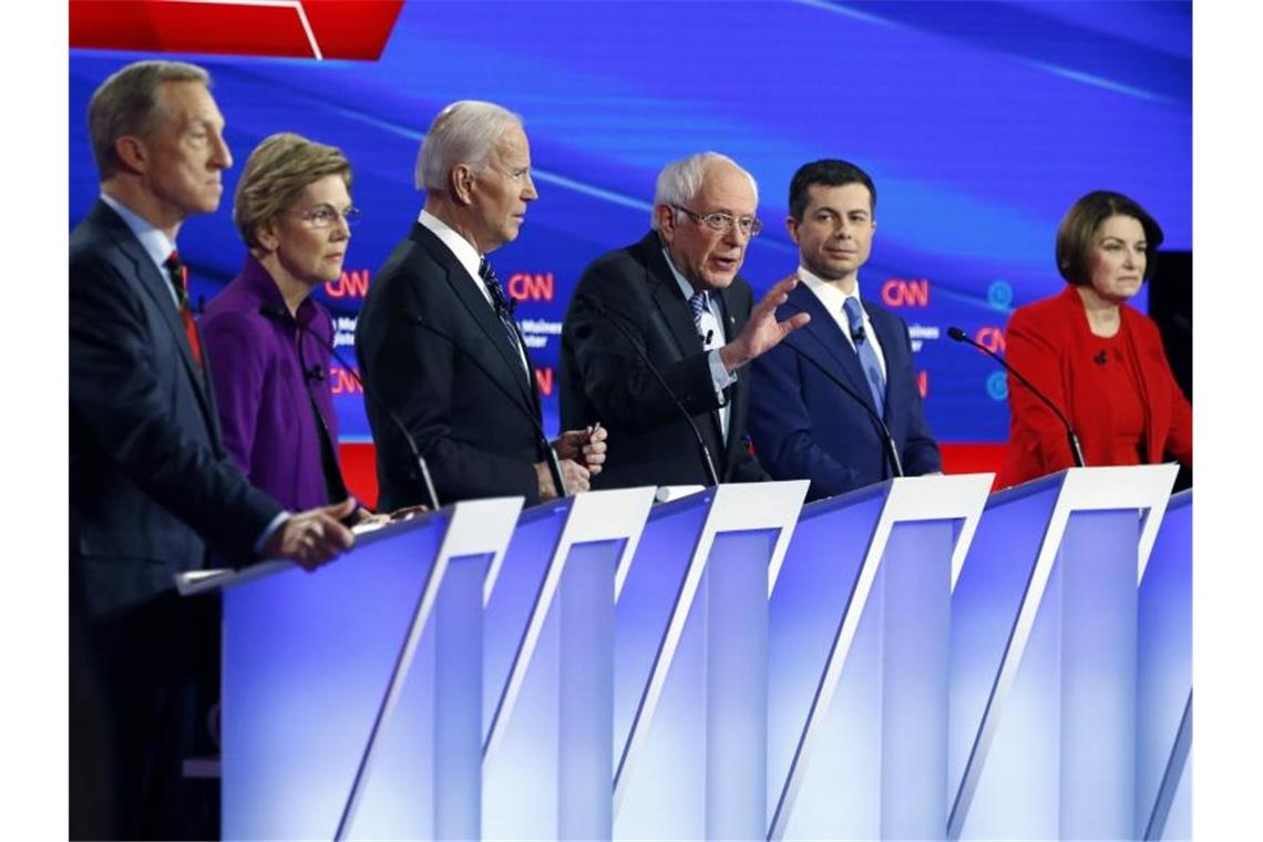 Die demokratischen Präsidentschaftsbewerber Tom Steyer (l-r), Elizabeth Warren, Joe Biden, Bernie Sanders, Pete Buttigieg und Amy Klobuchar während der letzten Fernsehdebatte vor den Vorwahlen. Foto: Patrick Semansky/AP/dpa