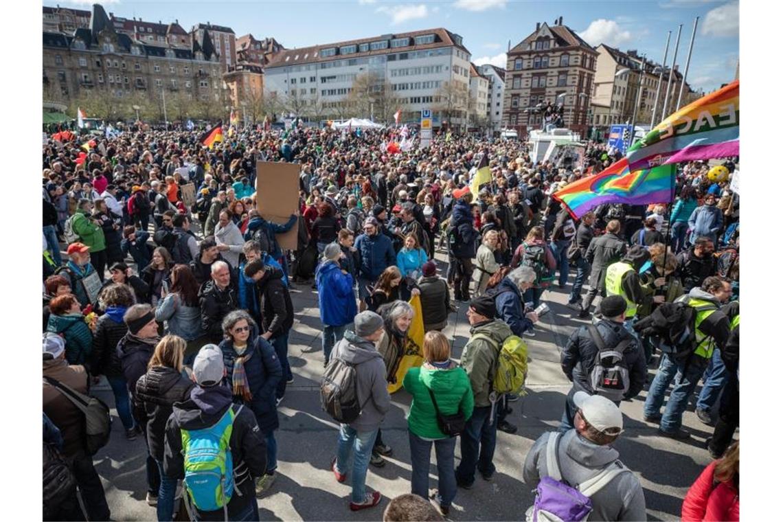 Zoff nach ausgeuferter „Querdenken“-Demo Die Demonsranten wenden sich gegen die Pandemie-Einschränkungen der Bundesregierung. Foto: Christoph Schmidt/dpa