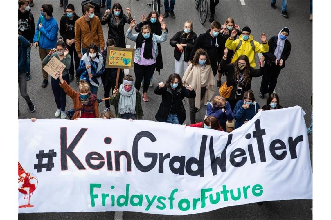 Fridays for Future trotzt Pandemie und Regen Die Demonstranten fordern, den Ausstieg aus der Nutzung von Kohle und Öl zu beschleunigen, um die Erderwärmung auf 1,5 Grad zu begrenzen. Foto: Christoph Schmidt/dpa