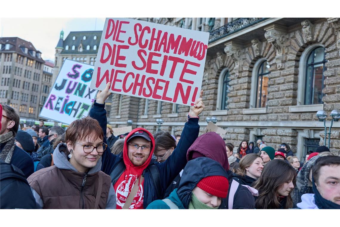 Die Demonstranten forderten: "Die Scham muss die Seite wechseln".