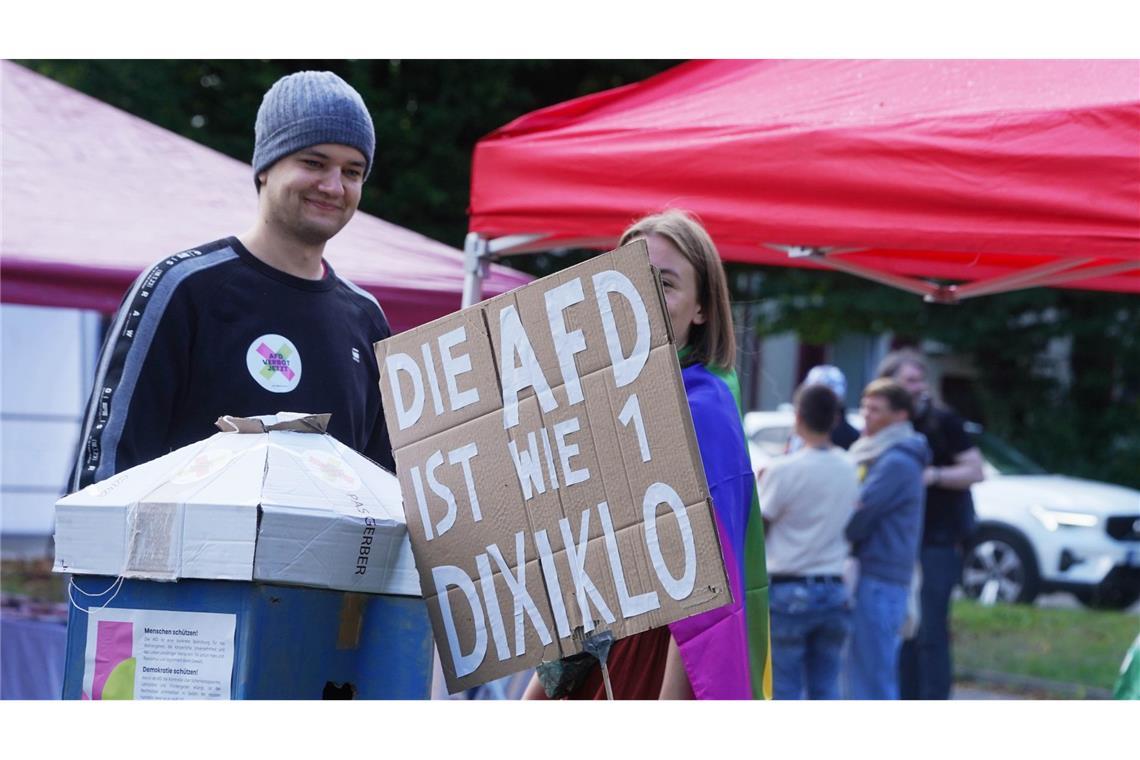 Polizei zieht positive Bilanz nach Palmer-Frohnmaier-Gespräch Die Demonstranten haben bezüglich der AfD eine klare Meinung.