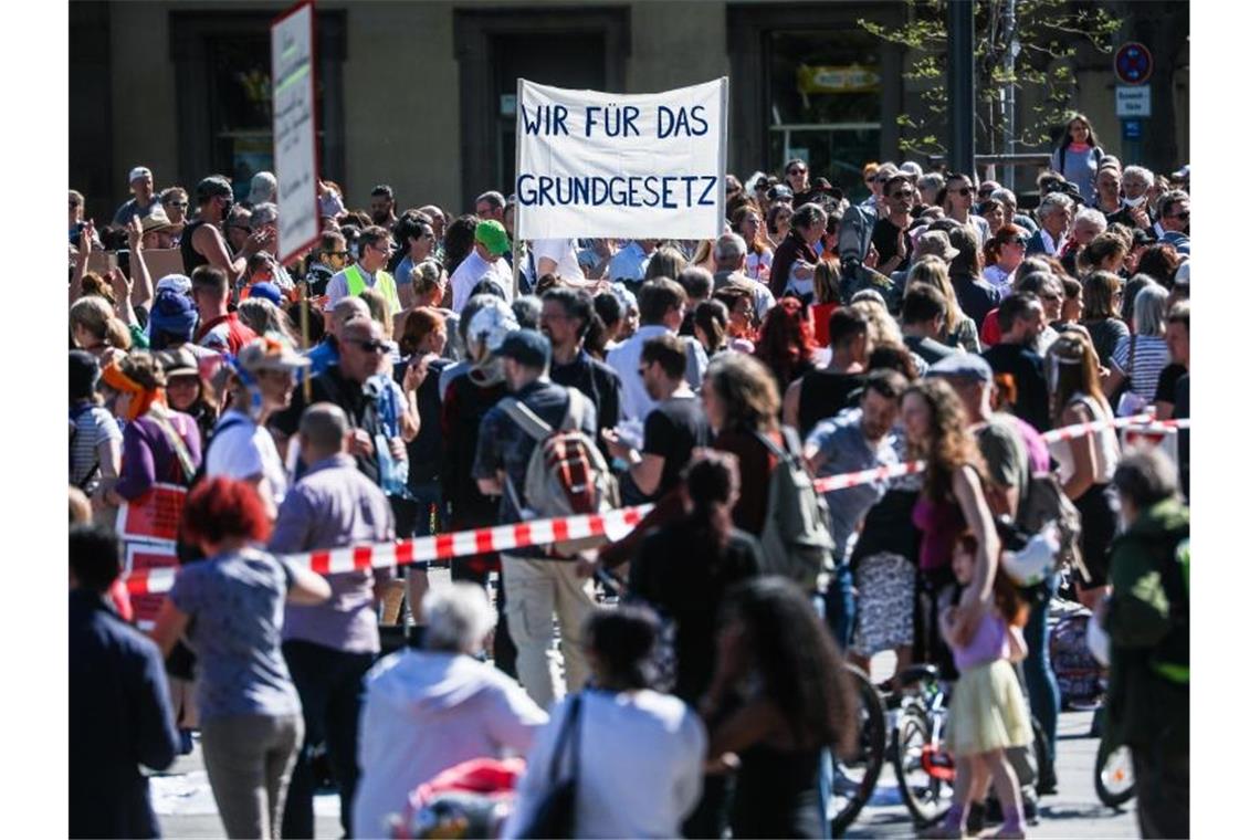 Die Demonstranten in Baden-Württembergs Landeshauptstadt folgten dem Aufruf der Initiative „Querdenken“ - sie protestierten gegen eine Einschränkung der Grundrechte. Foto: Christoph Schmidt/dpa