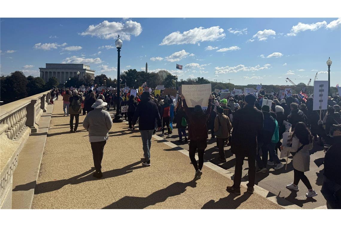 Die Demonstranten marschieren von der Memorial Bridge bis zum Washington Monument.