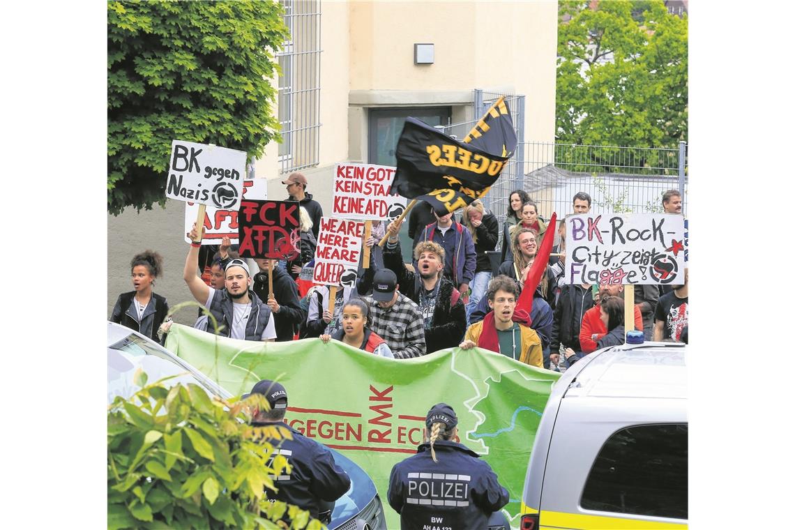 Die Demonstranten schreien ihre Parolen Richtung Bürgerhaus.