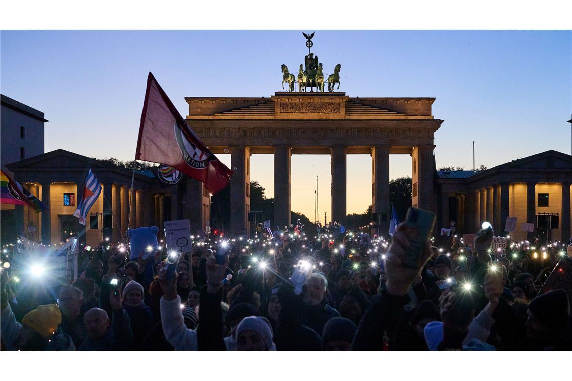 Merz sagt AfD den Kampf an – und bleibt bei Stadtbild-Satz Die Demonstranten trafen sich für ihren Protest vor dem Brandenburger Tor.