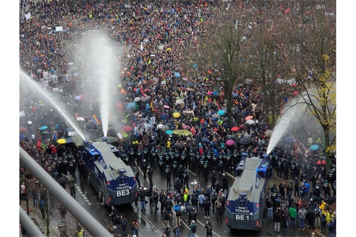 Die Demonstranten wichen trotz des Einsatzes der Wasserwerfer nur sehr langsam zurück. Foto: Paul Zinken/dpa