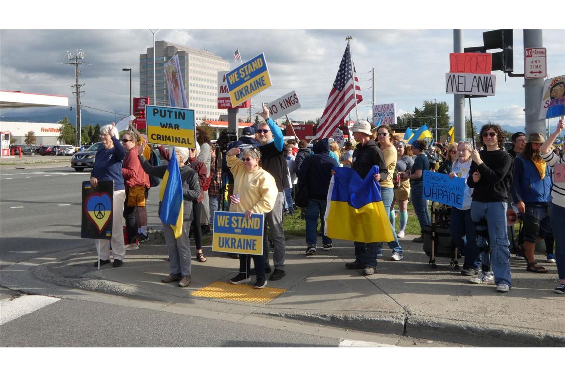 Die Demonstranten zeigen sich solidarisch mit der von Russland angegriffenen Ukraine.