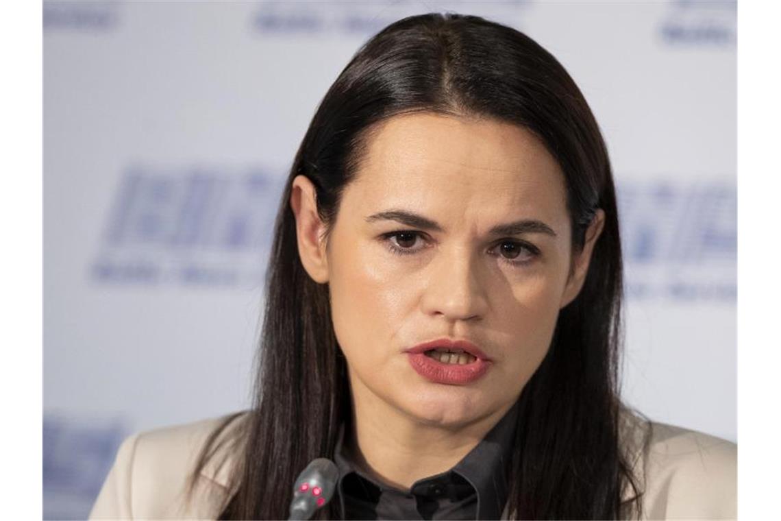 Frauen demonstrieren in Minsk gegen Lukaschenko Die Demonstrantinnen unterstützten Lukaschenkos Gegnerin Swetlana Tichanowskaja. Foto: Mindaugas Kulbis/AP/dpa
