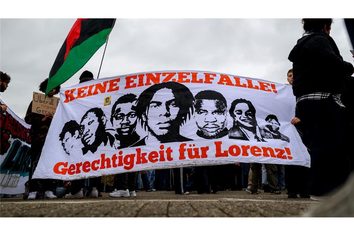 Die Demonstration fand fast auf den Tag genau ein Jahr nach den tödlichen Polizeischüssen statt.