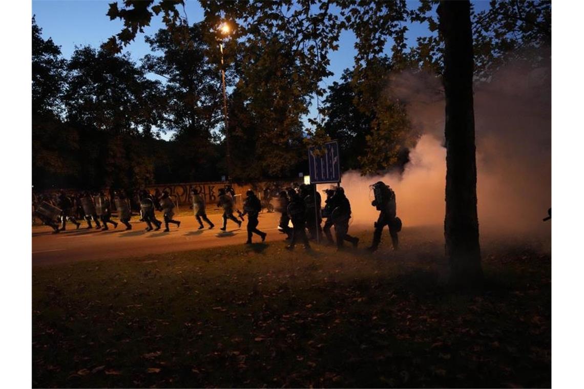 Tränengas und Wasserwerfer vor EU-Gipfel in Slowenien Die Demonstration findet am Rande eines EU-Westbalkan-Gipfels statt, bei denen die Staats- und Regierungschefs der EU mit ihren Kollgen der Westbalkan-Staaten über die gemeinsamen Beziehungen beraten. Foto: Petr David Josek/AP/dpa