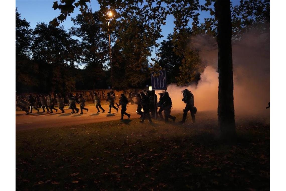 Die Demonstration findet am Rande eines EU-Westbalkan-Gipfels statt, bei denen die Staats- und Regierungschefs der EU mit ihren Kollgen der Westbalkan-Staaten über die gemeinsamen Beziehungen beraten. Foto: Petr David Josek/AP/dpa