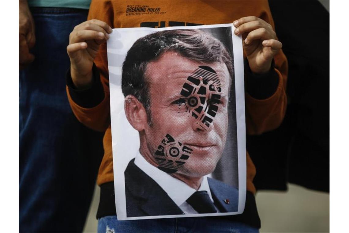 Nach Aussagen von Macron: Boykott gegen Frankreich Die Demonstration in Istanbul kritisiert die politische Haltung Frankreichs gegenüber der islamischen Religion und dem Heiligen Propheten Mohammed. Foto: Emrah Gurel/AP/dpa